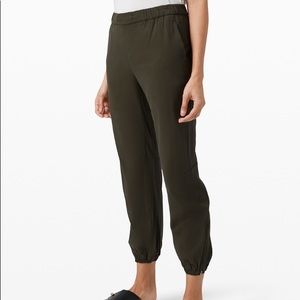 Lululemon Essential Affinity MR Jogger Dark Olive